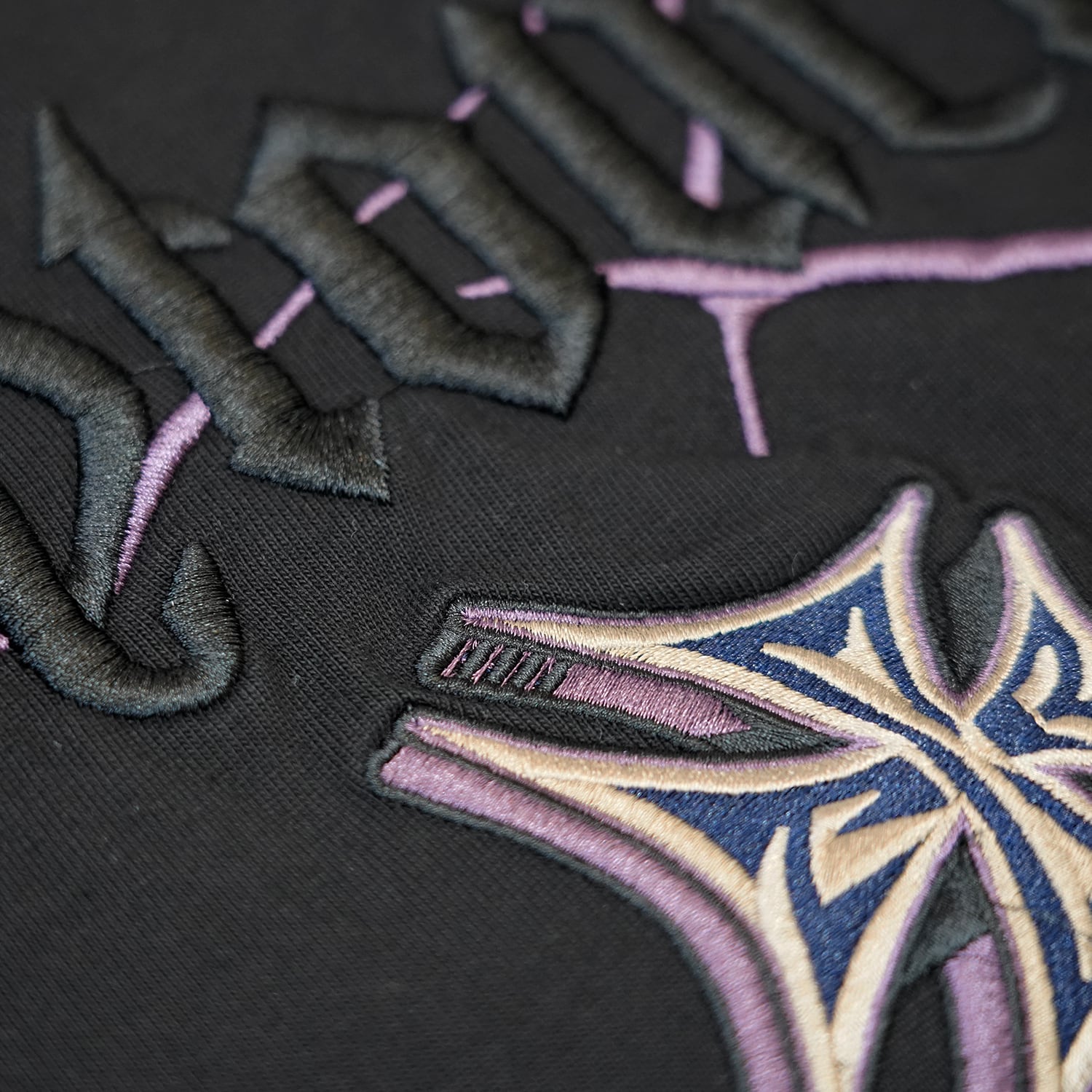 T.C.R CROSS LOGO DAMAGE S/S TEE - BLACK