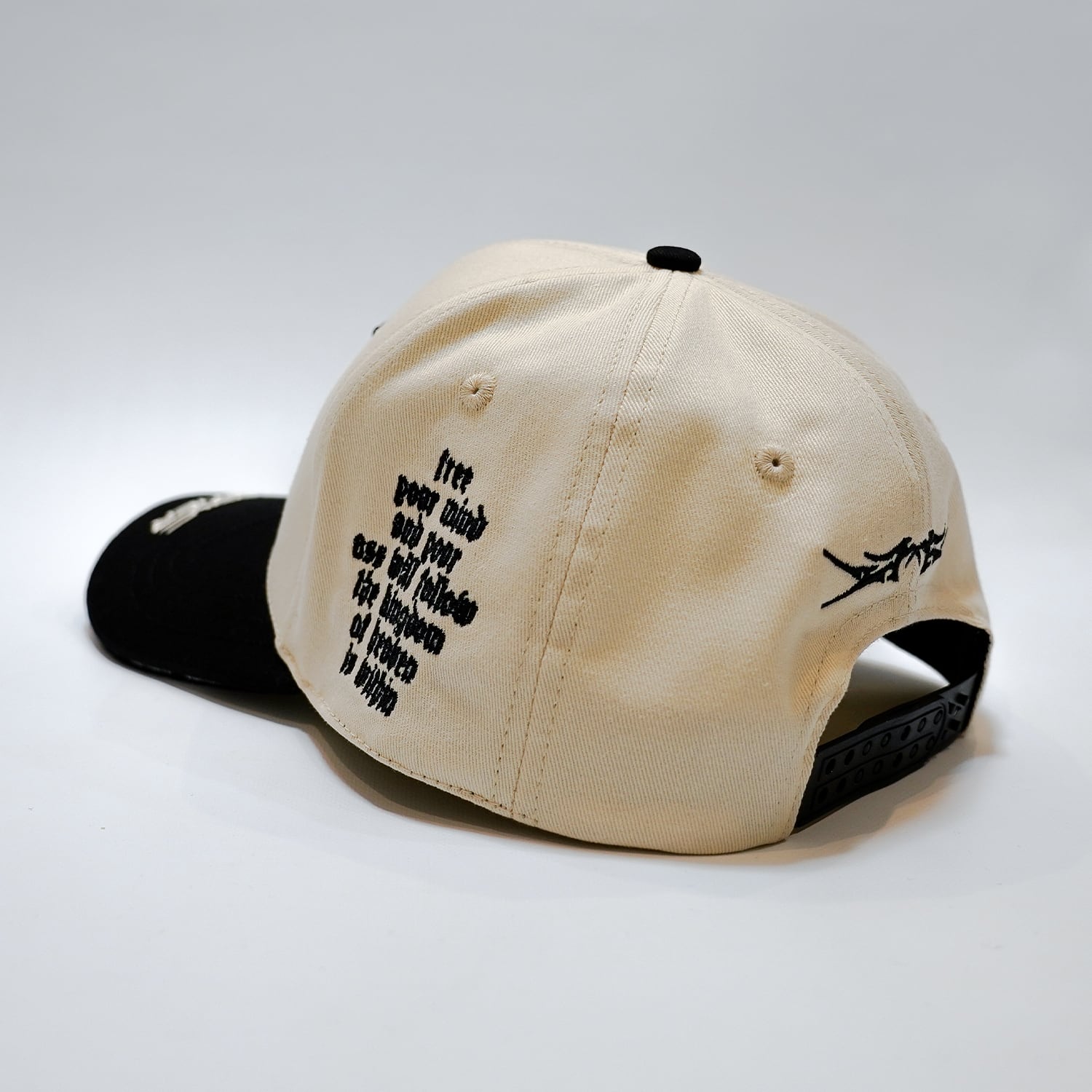 T.C.R  FREE YOUR MIND 6PANEL CAP -  IVORY/BLACK