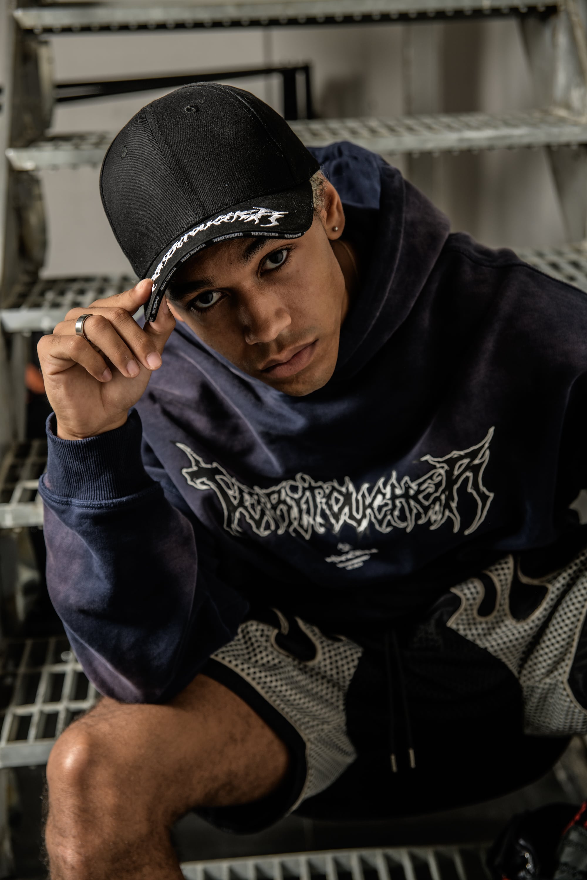 T.C.R METAL LOGO 6PANEL TRUCKER CAP - BLACK