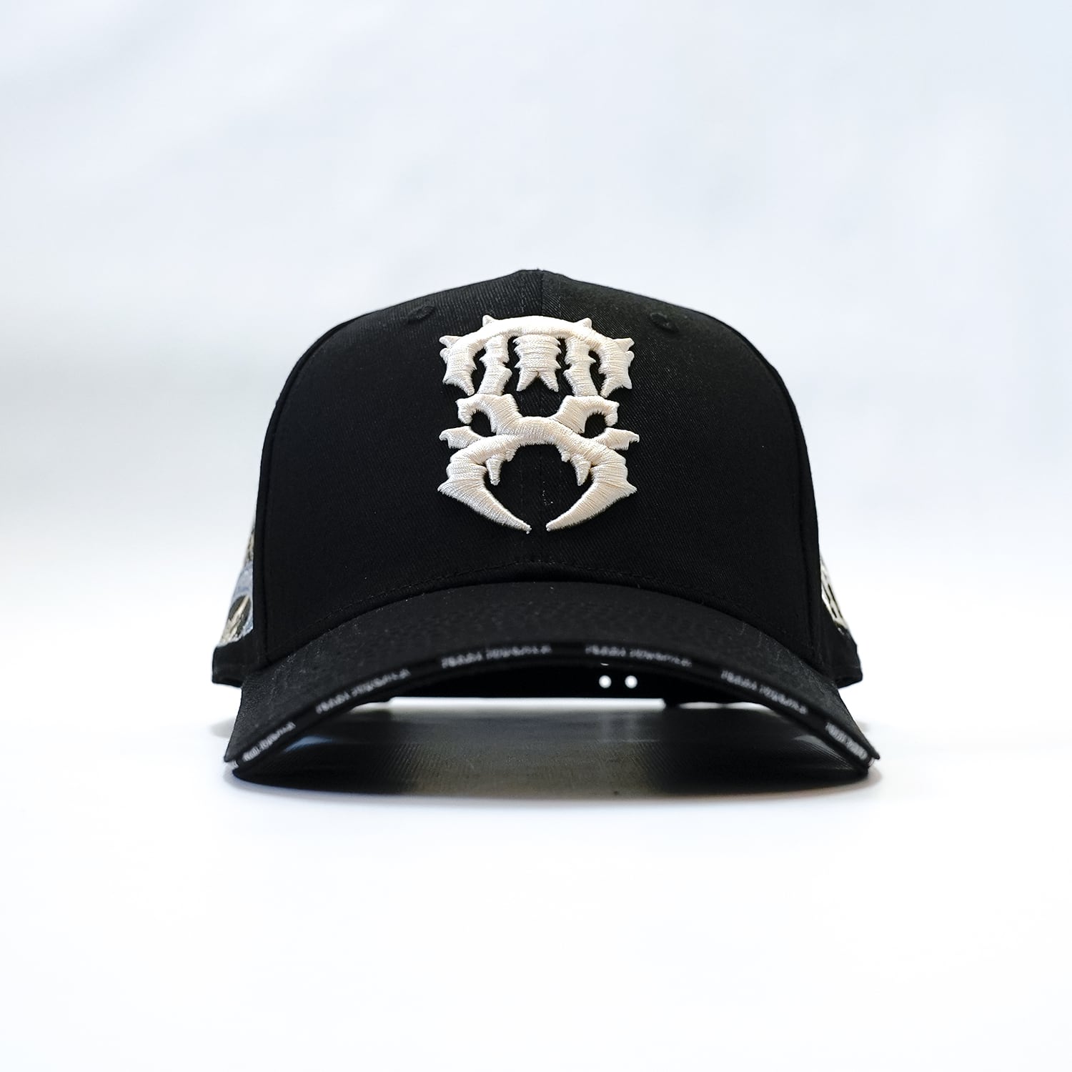 T.C.R METAL MONOGRAM LOGO 6PANEL CAP - BLACK