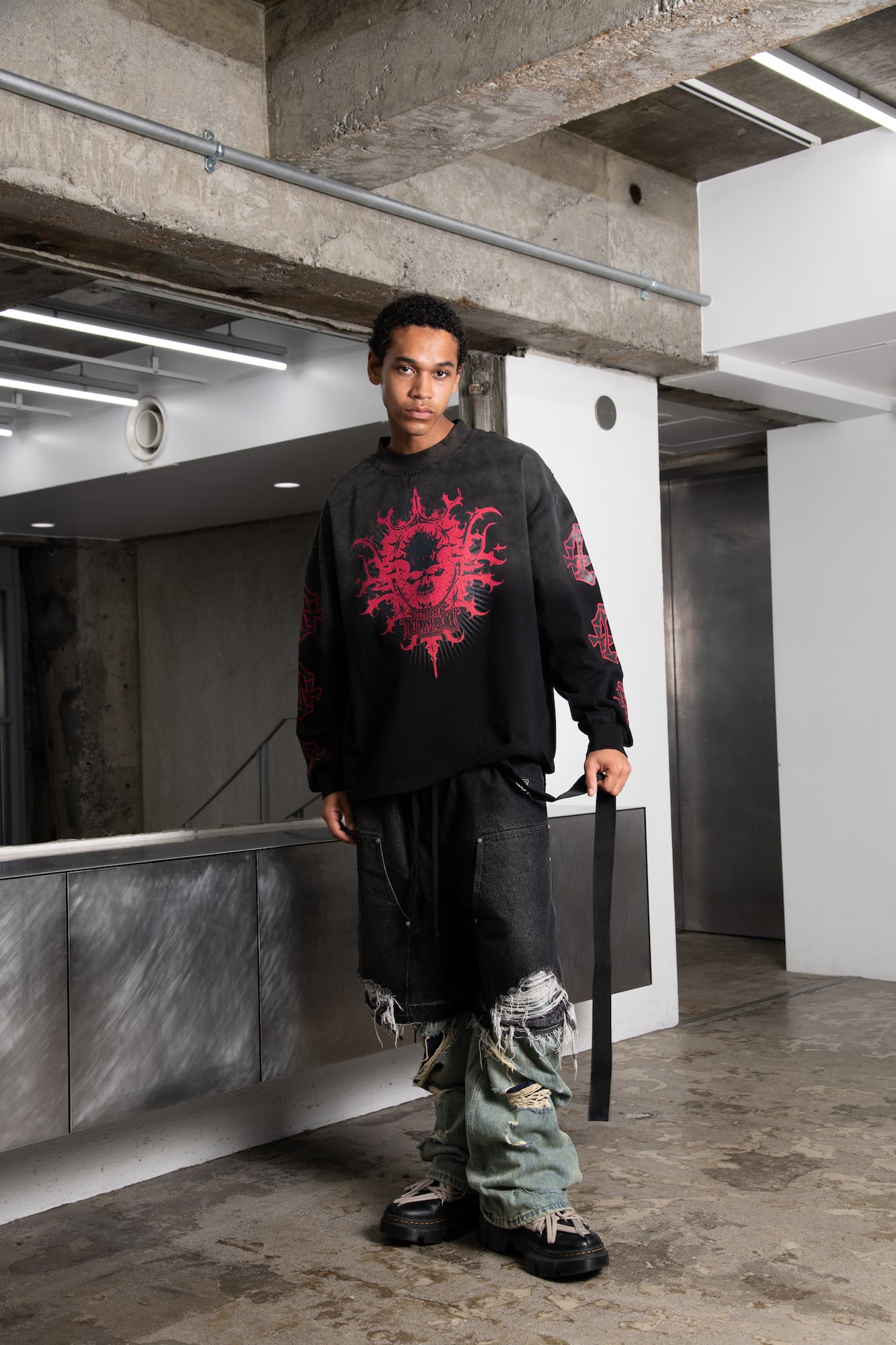 T.C.R TRIBAL SKULL EMBLEM FADED L/S TEE - BLACK