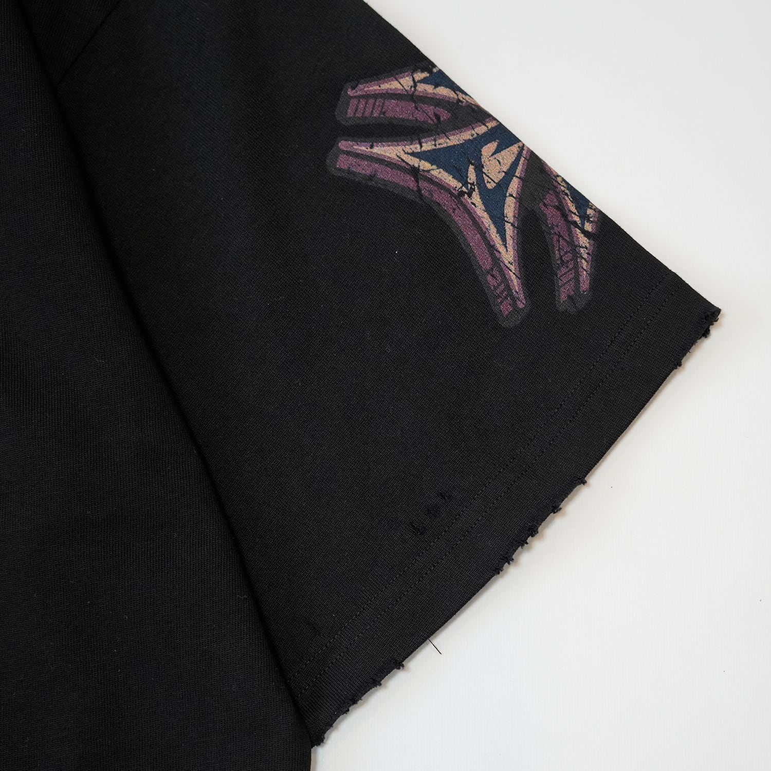 T.C.R CROSS LOGO DAMAGE S/S TEE - BLACK