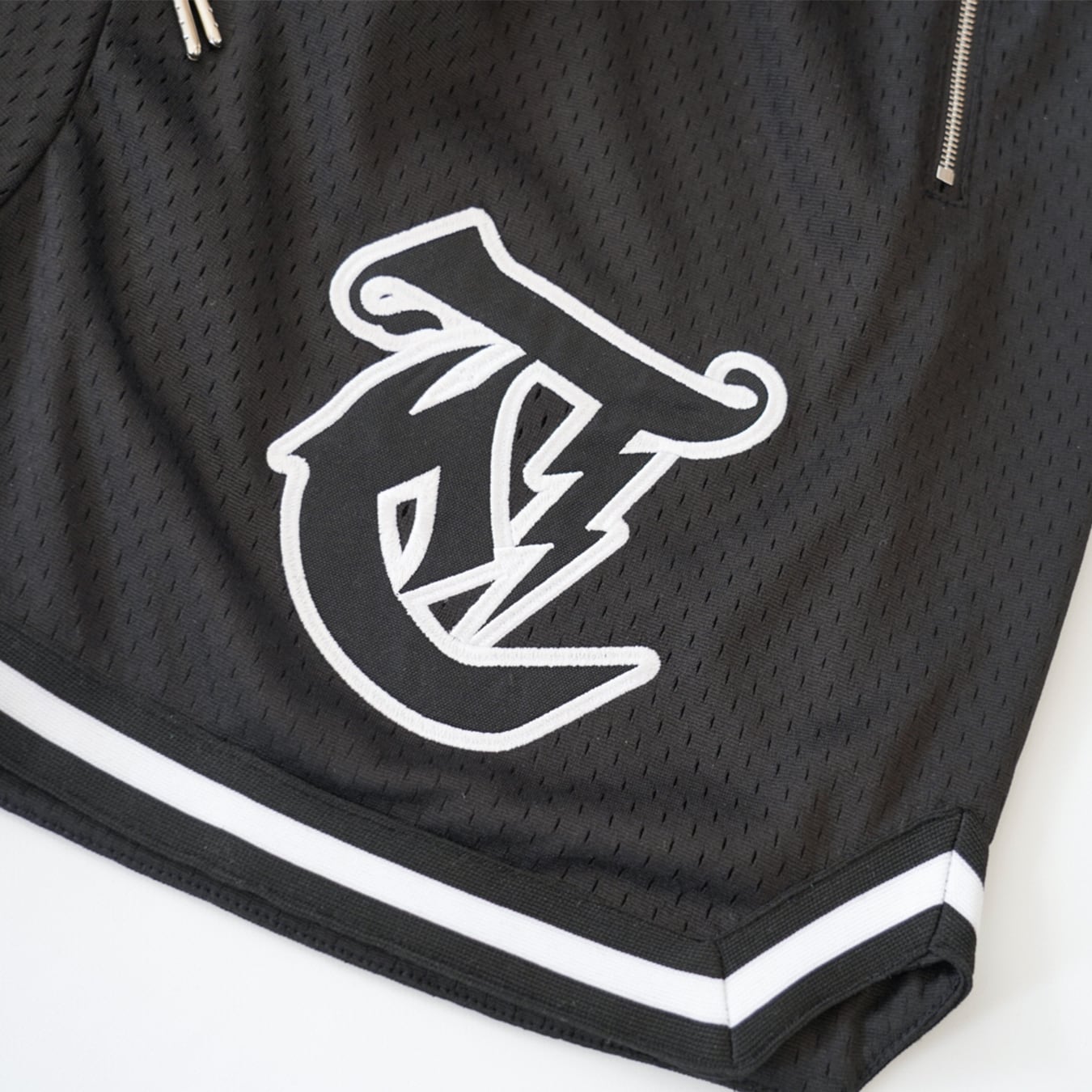 T.C.R LIGHTNING LOGO SARUEL BASKETBALL MESH SHORTS - BLACK