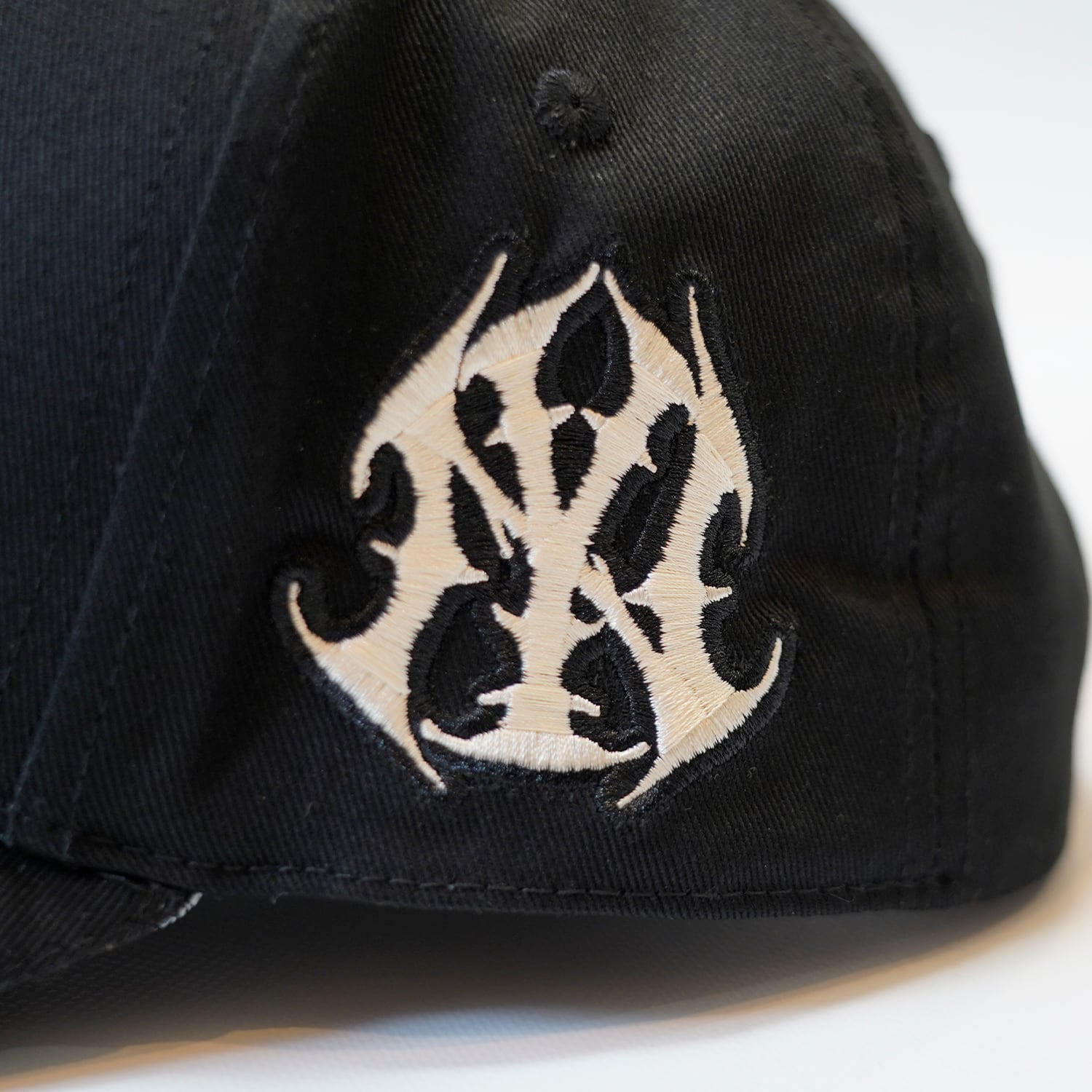 T.C.R METAL MONOGRAM LOGO 6PANEL CAP - BLACK