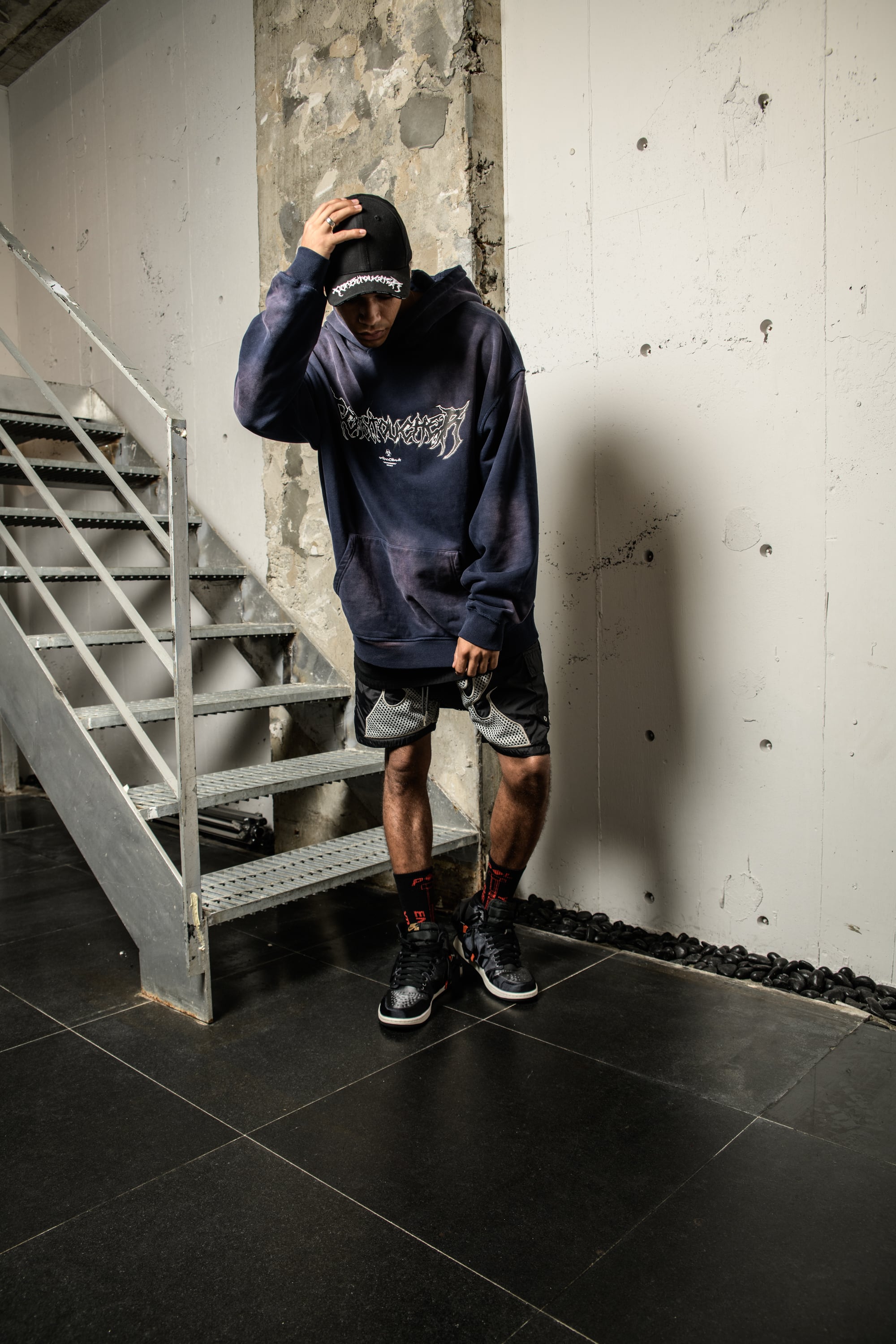 T.C.R METAL LOGO 6PANEL TRUCKER CAP - BLACK