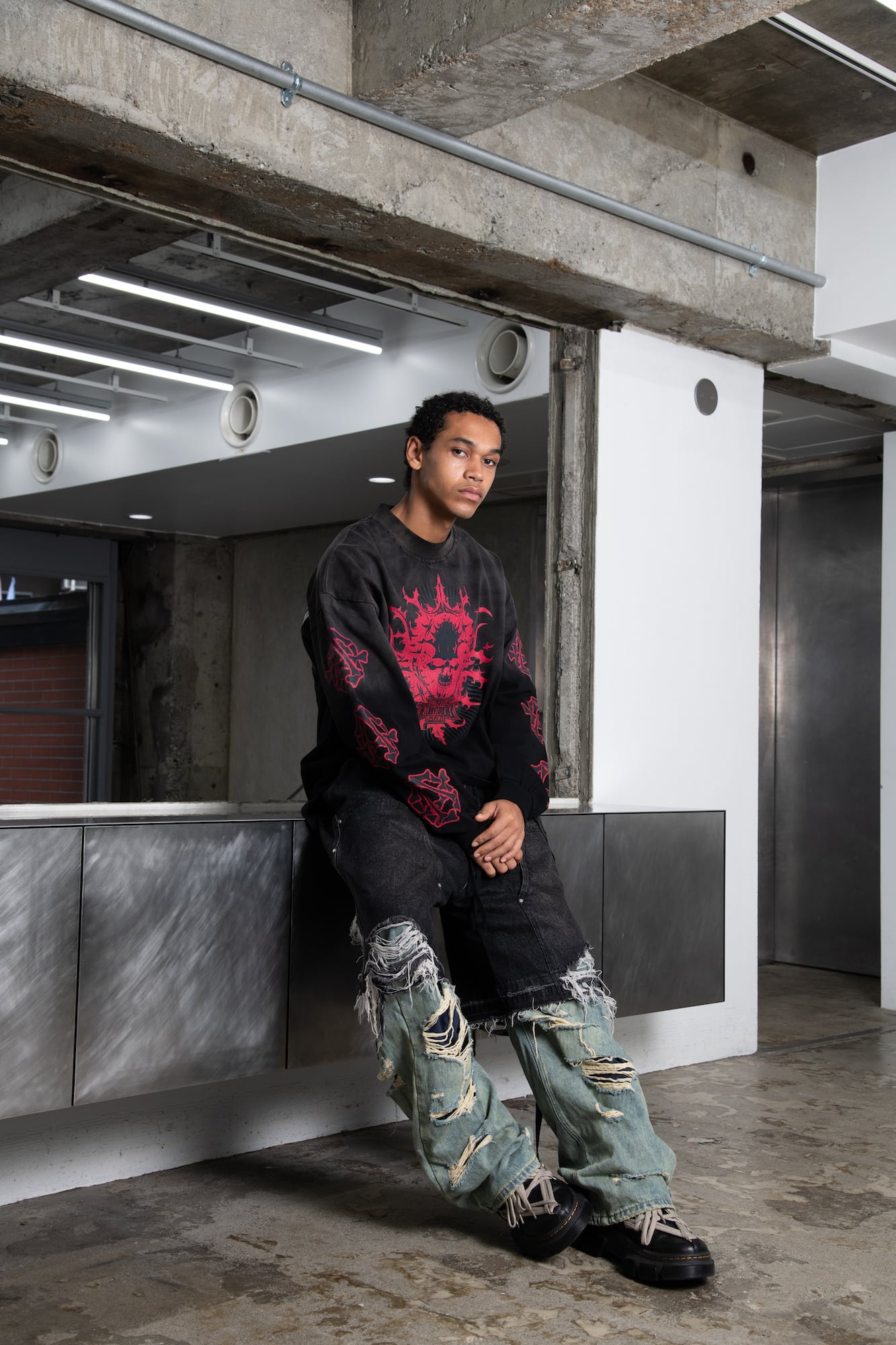 T.C.R TRIBAL SKULL EMBLEM FADED L/S TEE - BLACK