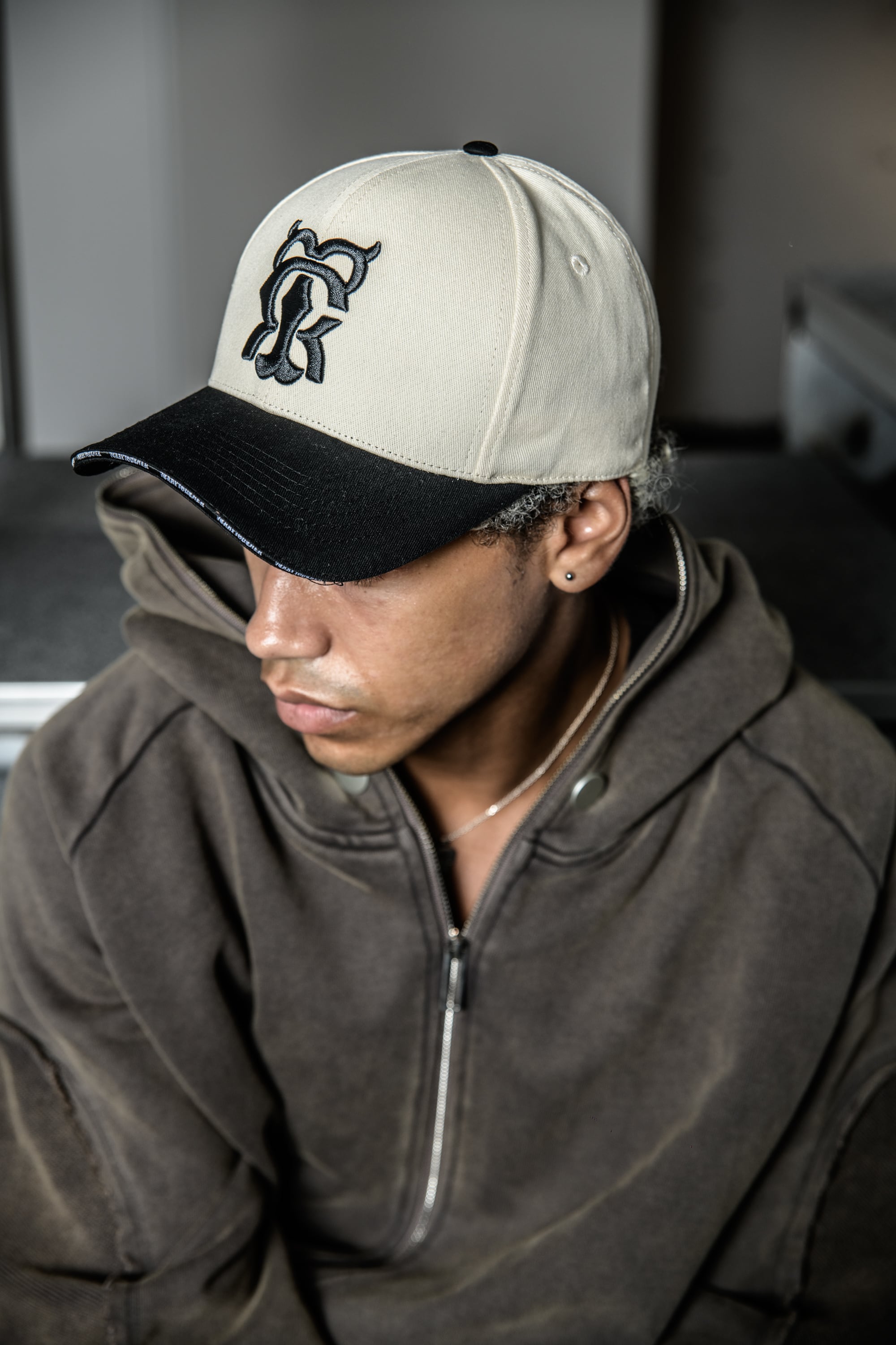 T.C.R MONOGRAM LOGO 6PANEL TRUCKER CAP - BEIGE / BLACK