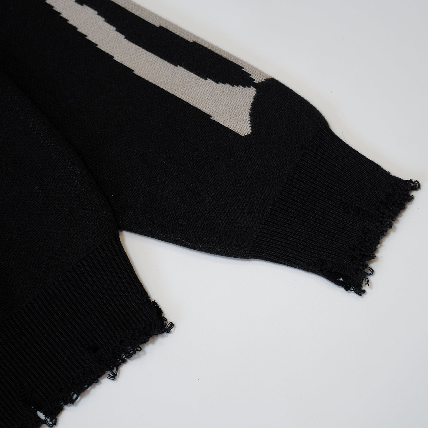 T.C.R REVARSE LOGO DAMAGE SWEATER - BLACK