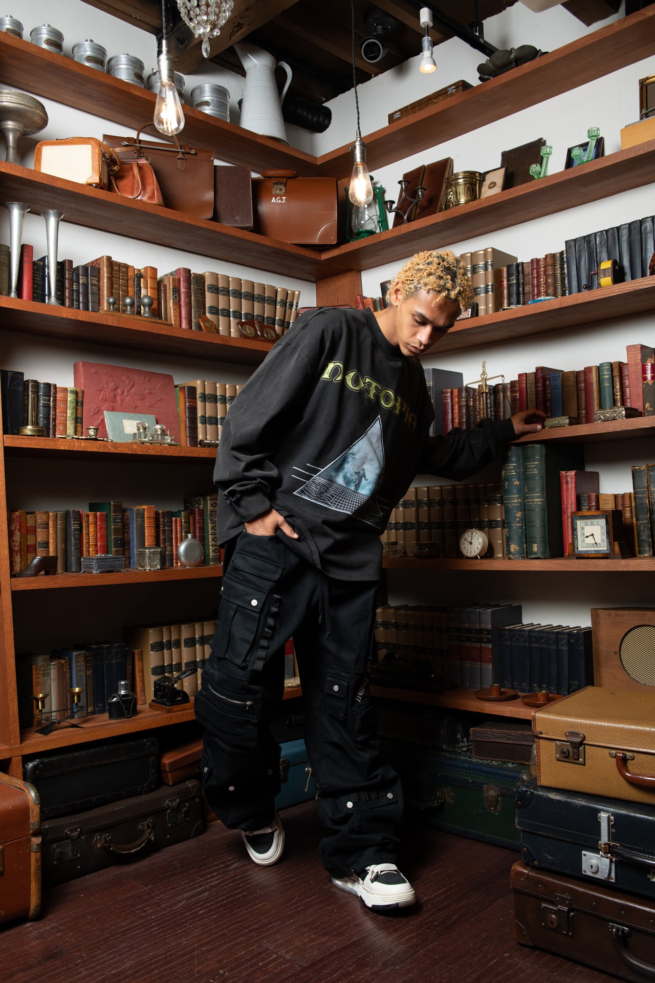 T.C.R NUTOPIA WASHED DAMAGE L/S TEE - BLACK