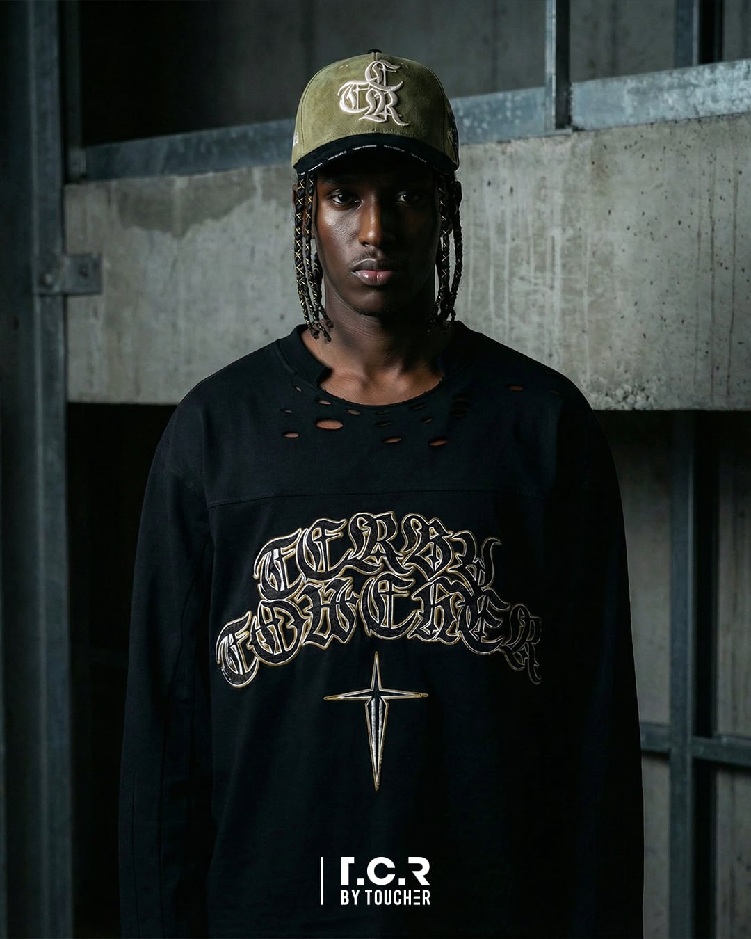 T.C.R LOGO DISTRESSED PANEL L/S TEE - BLACK