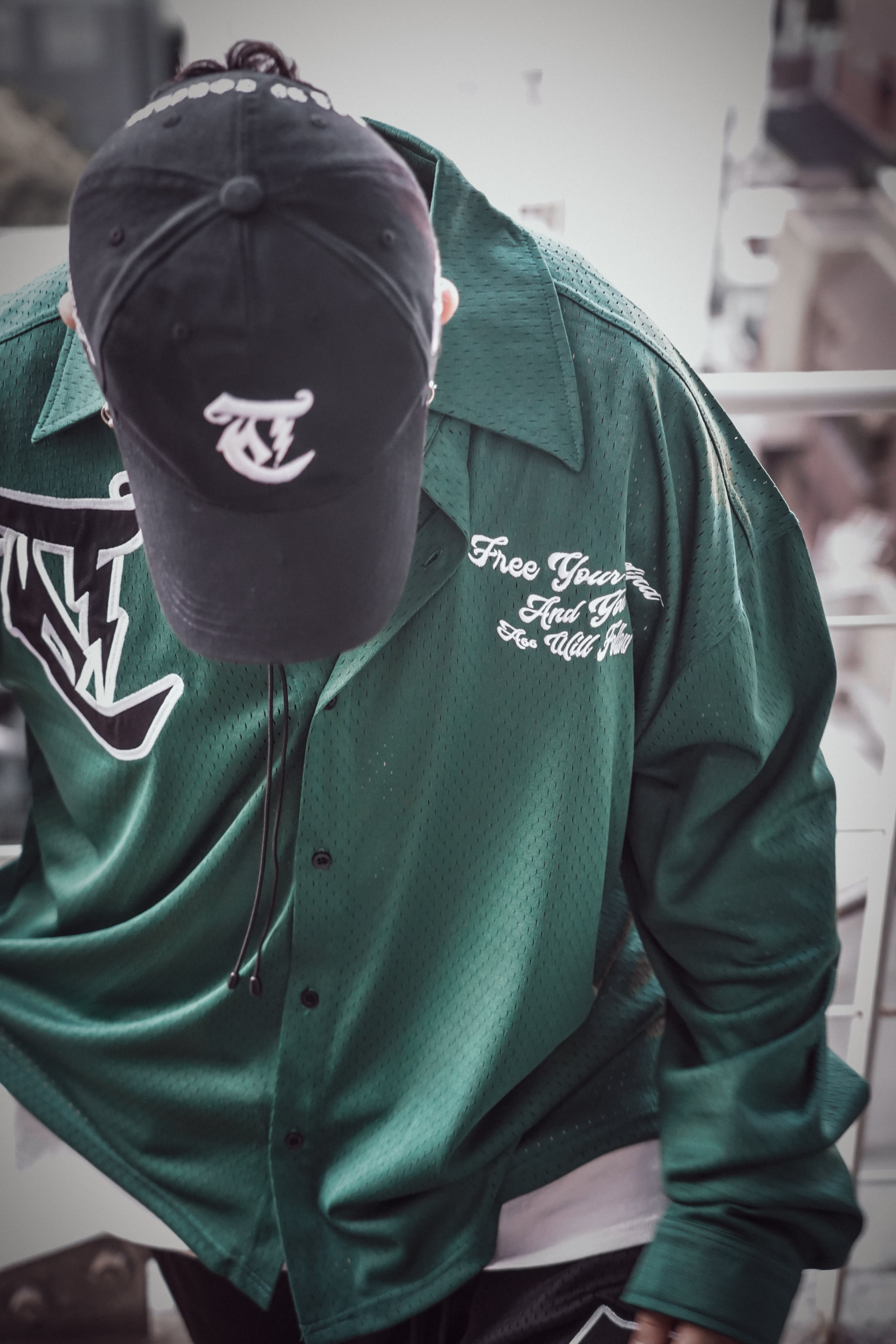 T.C.R LIGHTNING LOGO 6PANEL CAP - BLACK