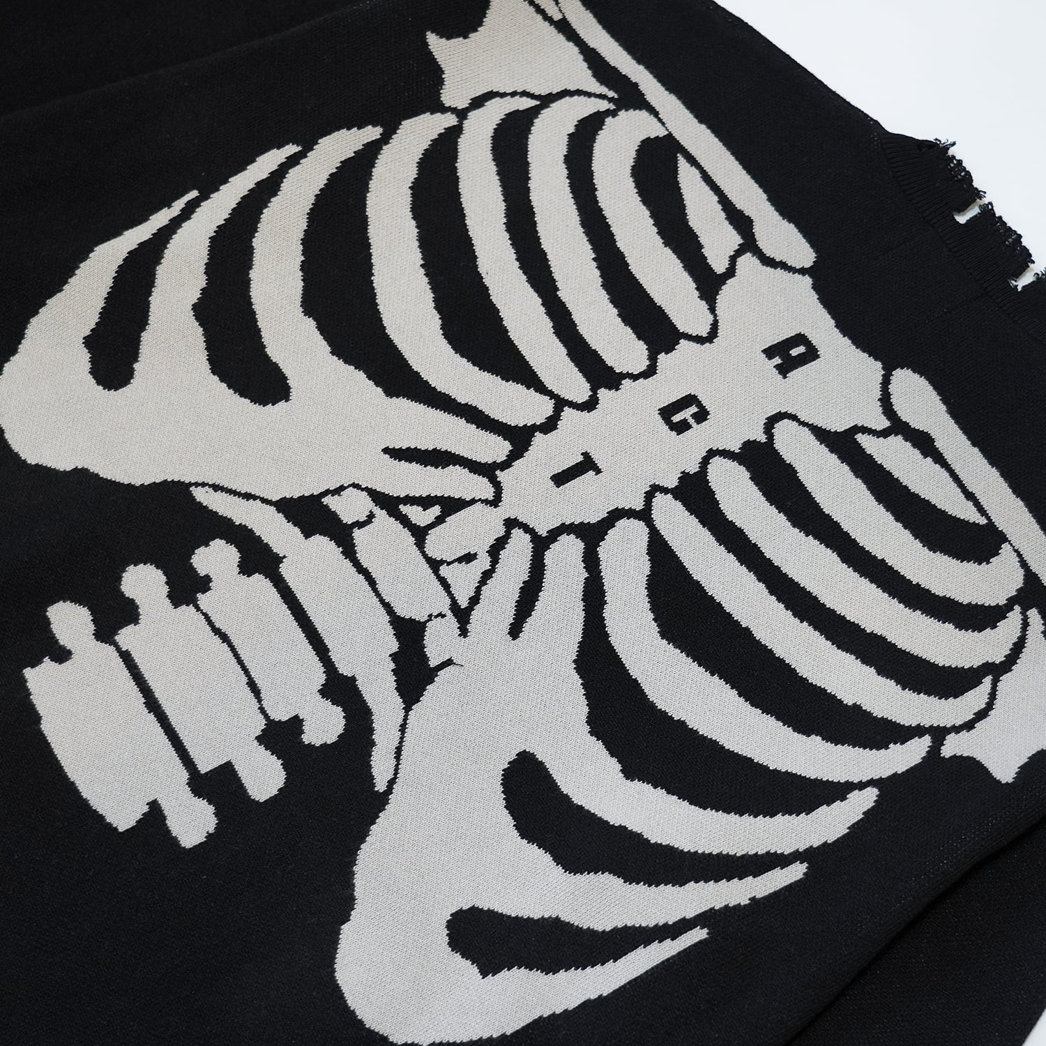 T.C.R REVARSE LOGO DAMAGE SWEATER - BLACK