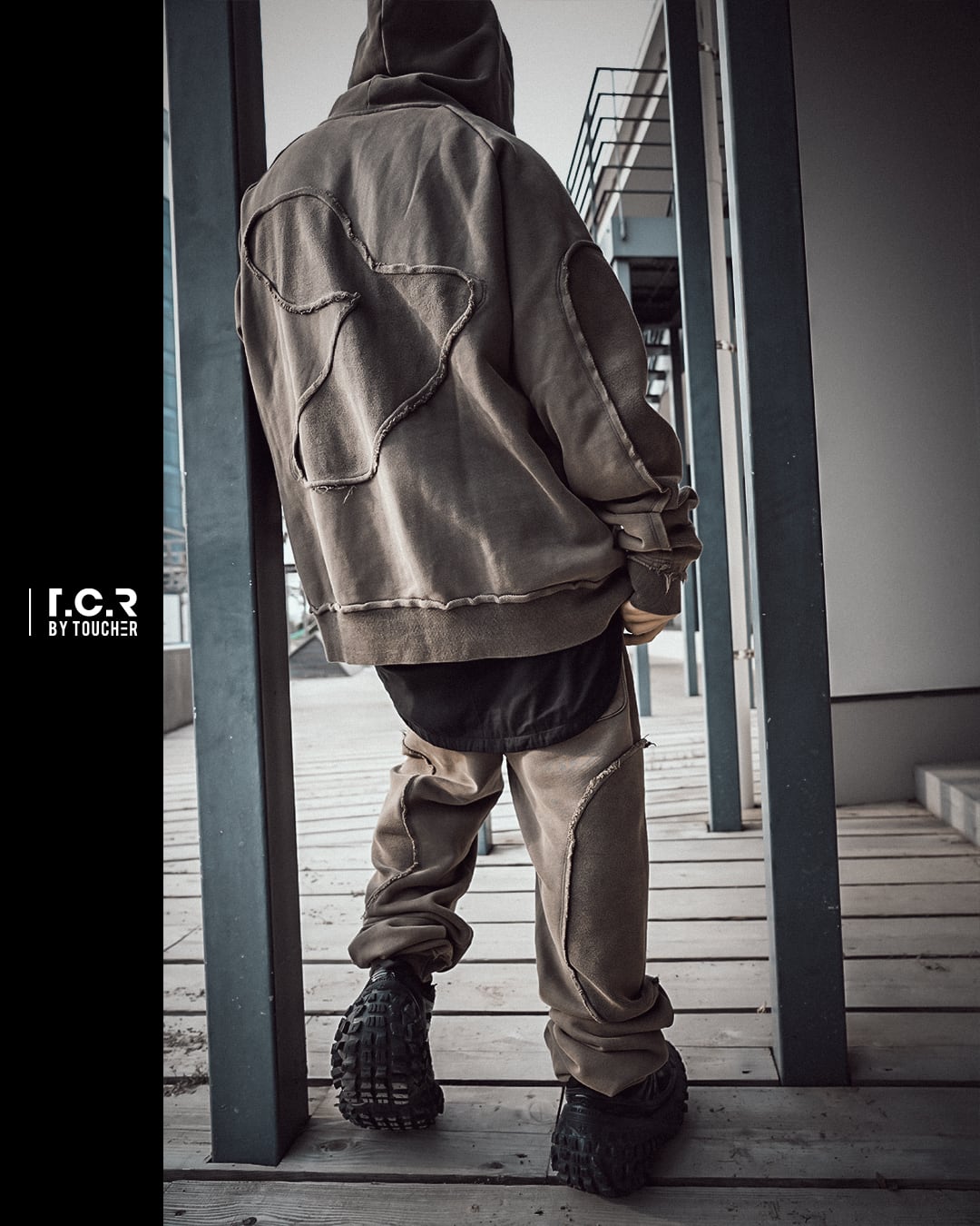 T.C.R DISTRESSED WASHED BAGGY SWEAT PANTS - KHAKI
