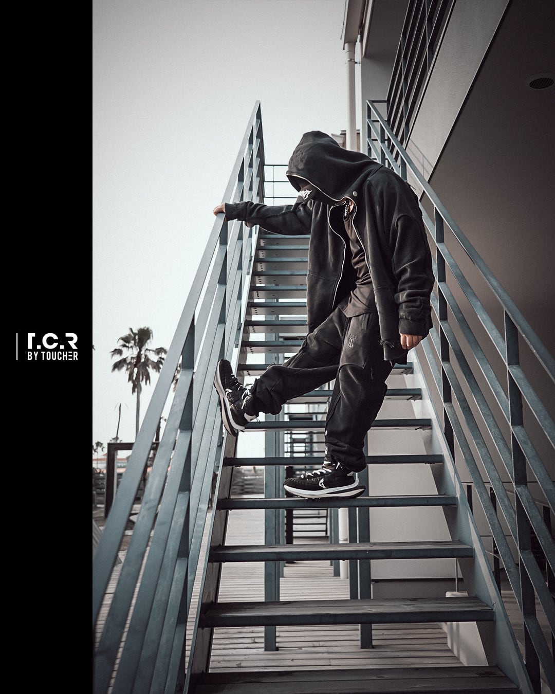 T.C.R DISTRESSED WASHED BAGGY SWEAT PANTS - BLACK