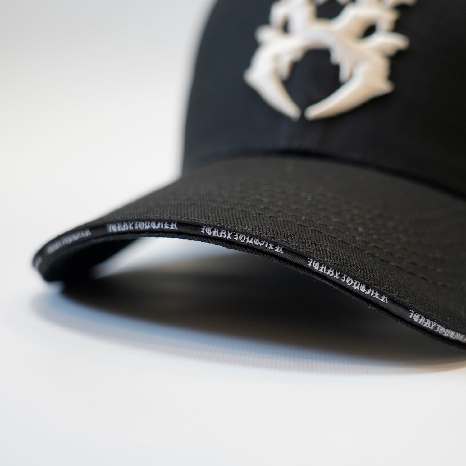 T.C.R METAL MONOGRAM LOGO 6PANEL CAP - BLACK