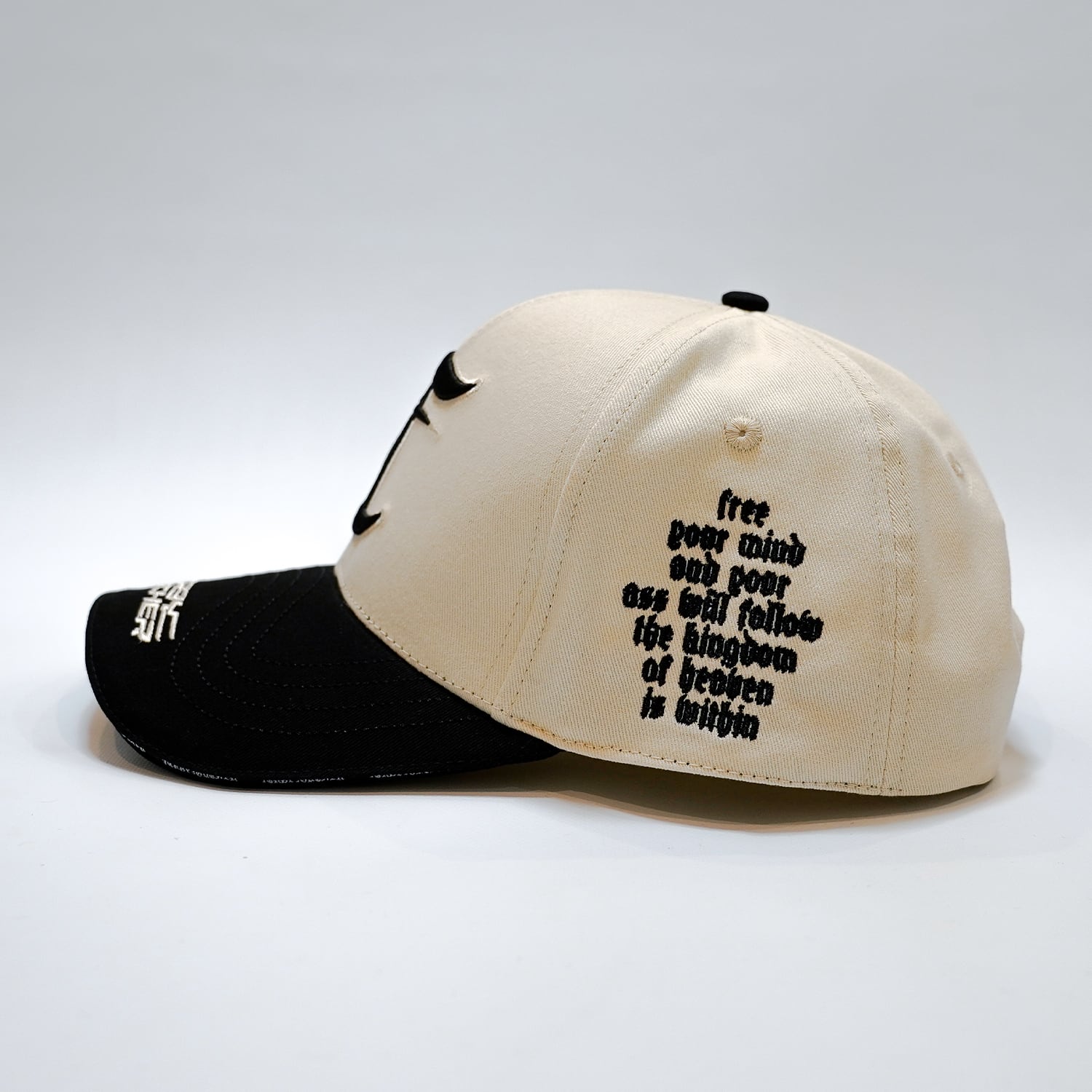 T.C.R  FREE YOUR MIND 6PANEL CAP -  IVORY/BLACK