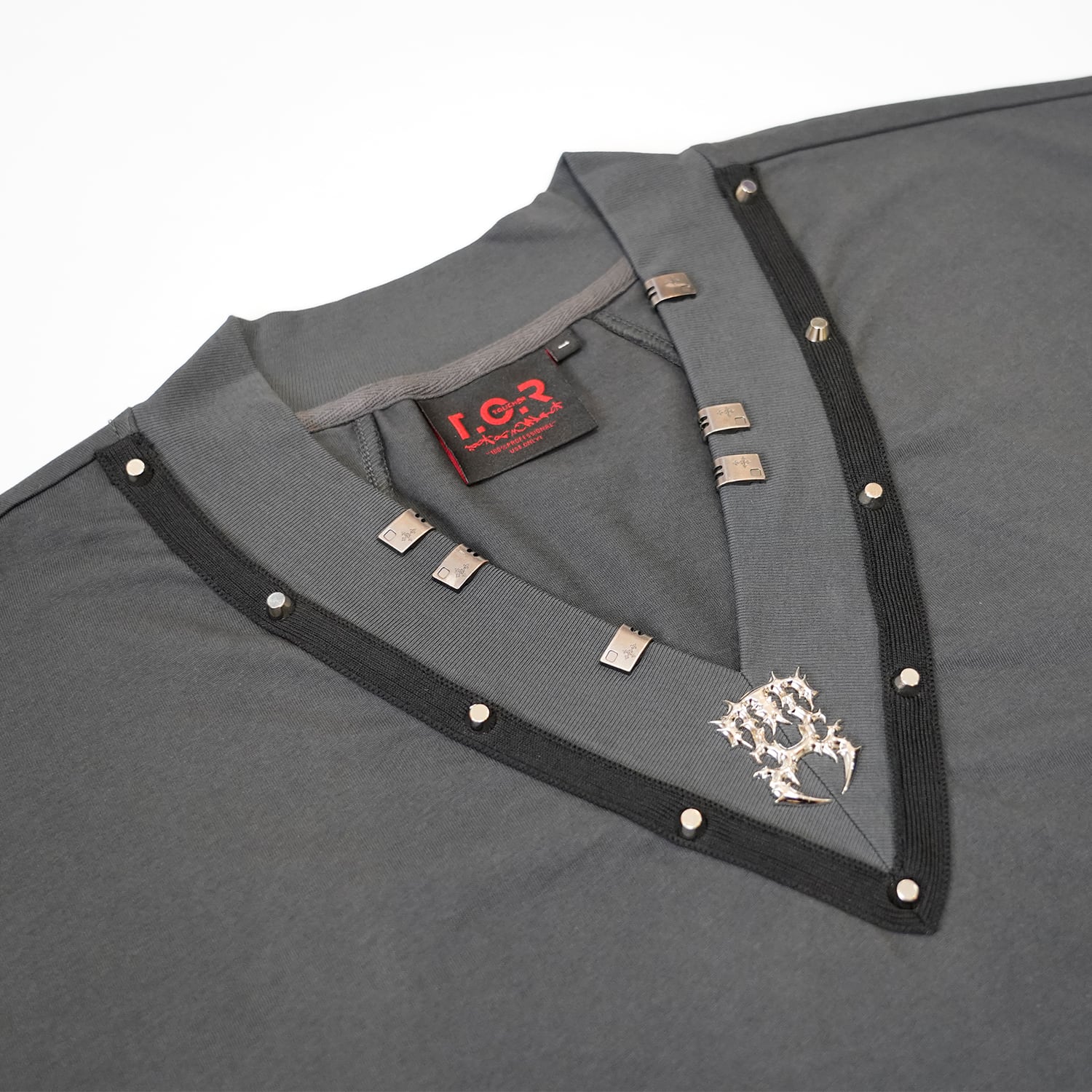 T.C.R STUDS V-NECK N/S TEE - GRAY