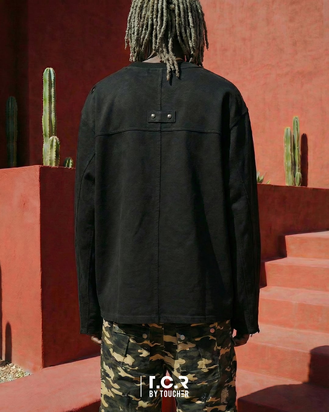 T.C.R LOGO DISTRESSED PANEL L/S TEE - BLACK