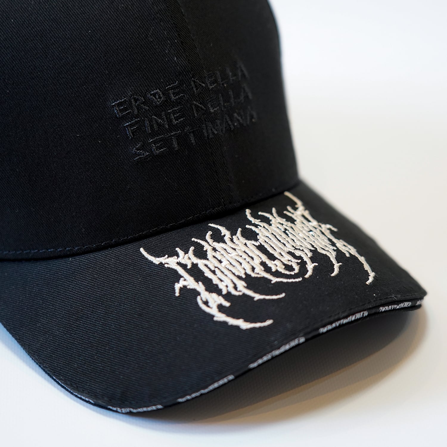 T.C.R WEEKEND HERO 6PANEL STRAP BACK LOW CAP - BLACK