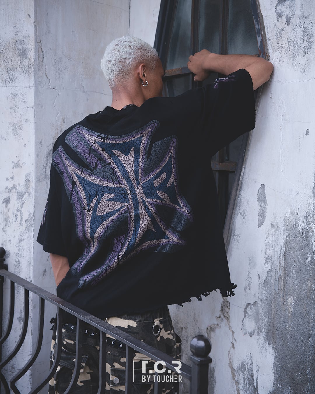 T.C.R CROSS LOGO DAMAGE S/S TEE - BLACK