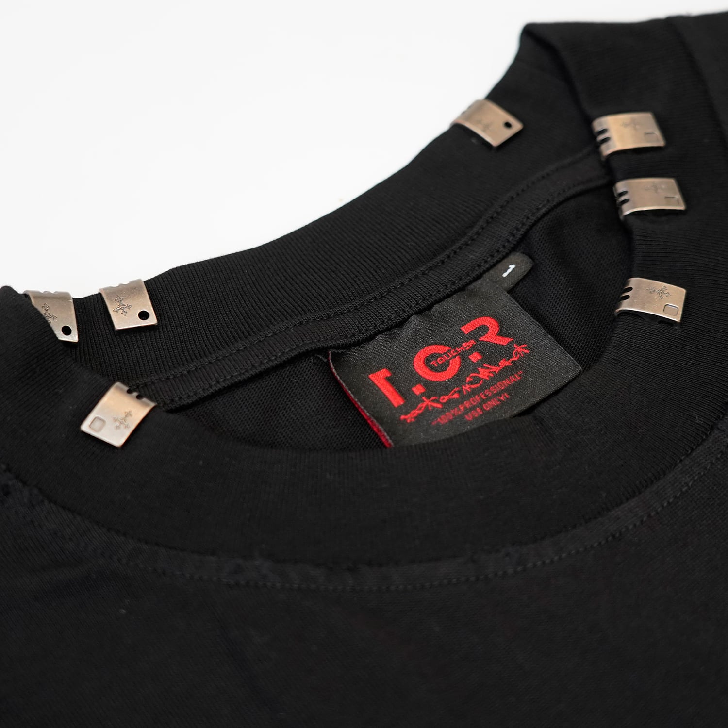 T.C.R CROSS LOGO DAMAGE S/S TEE - BLACK