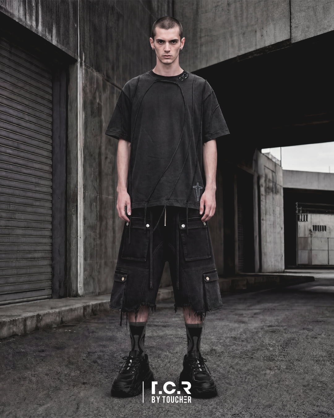 T.C.R INDUSTRIAL FADE CARGO LONG SHORTS - BLACK