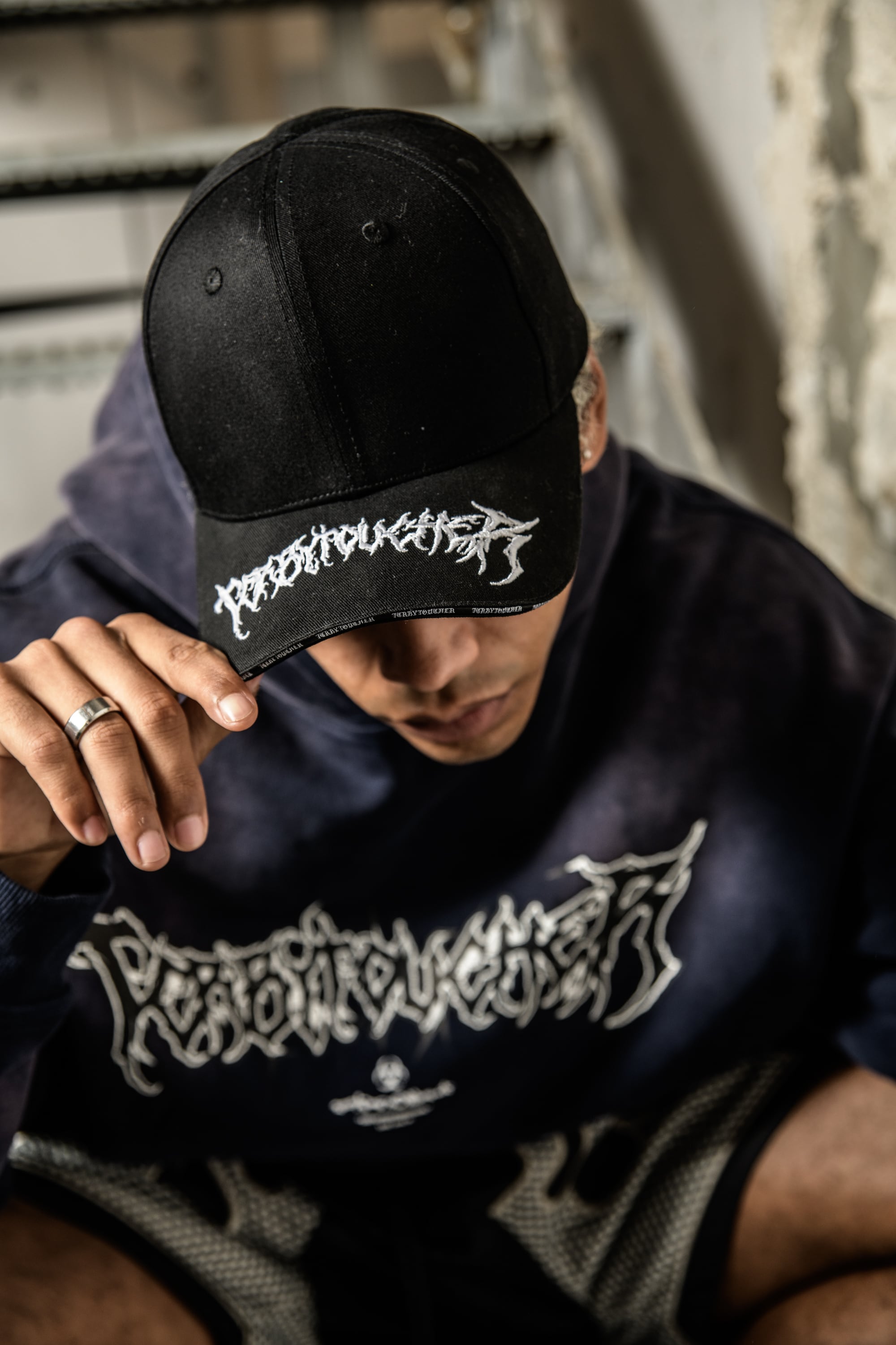 T.C.R METAL LOGO 6PANEL TRUCKER CAP - BLACK