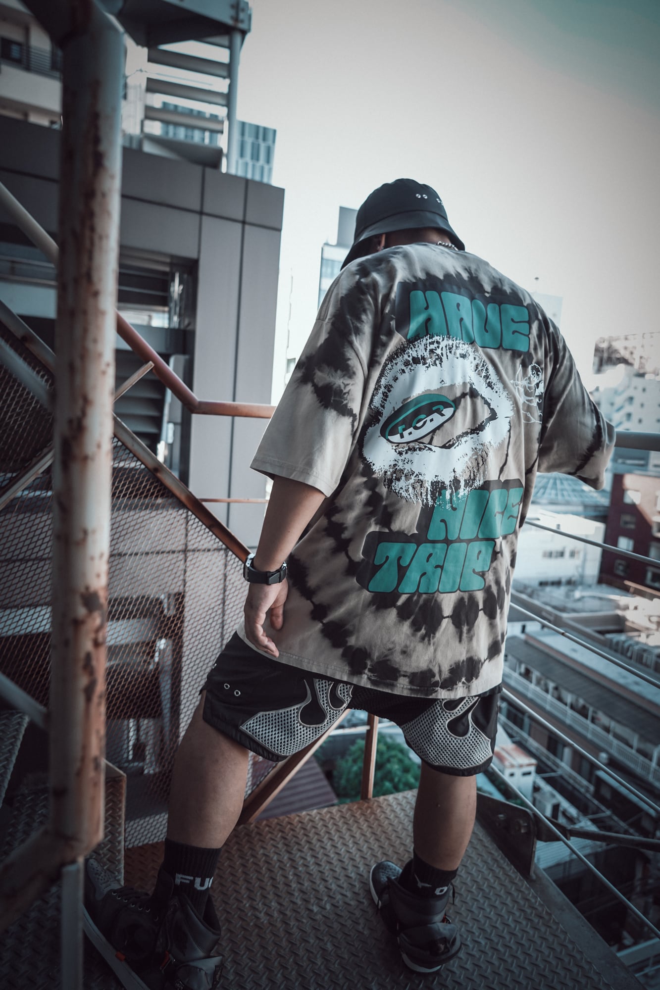 T.C.R DRIP SMILE TIE DYE S/S TEE - KHAKI