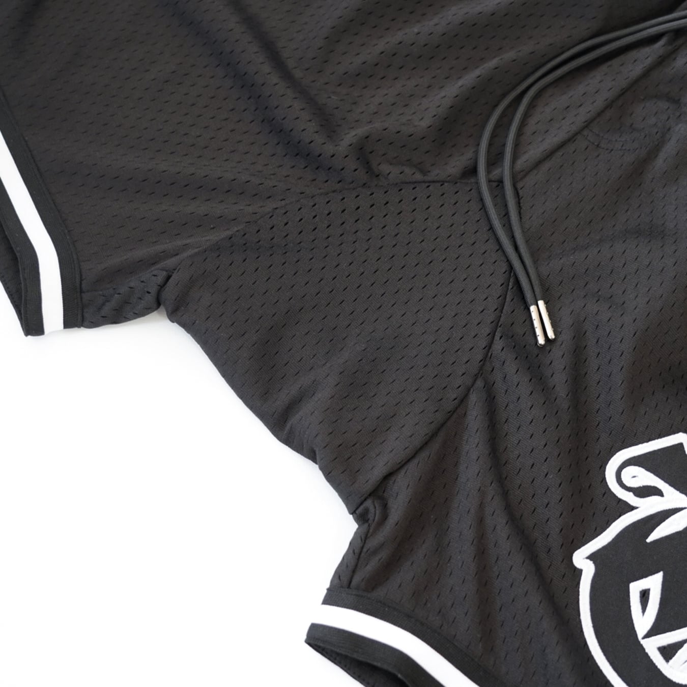 T.C.R LIGHTNING LOGO SARUEL BASKETBALL MESH SHORTS - BLACK