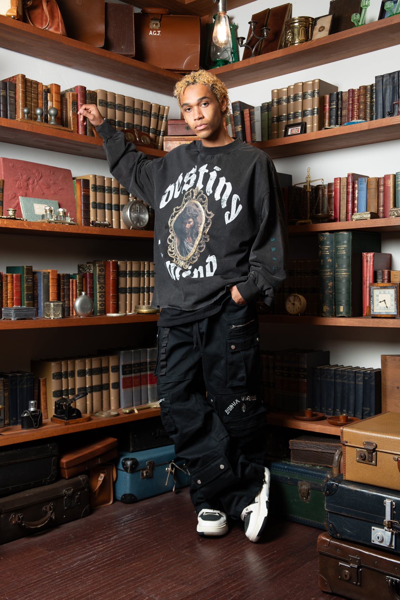 T.C.R DISTINY WASHED DAMAGE L/S TEE - BLACK