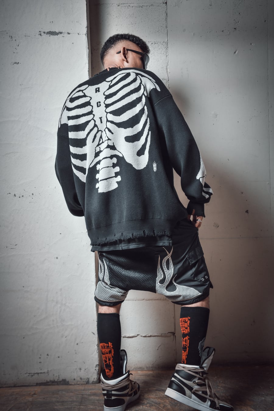 T.C.R REVARSE LOGO DAMAGE SWEATER - BLACK
