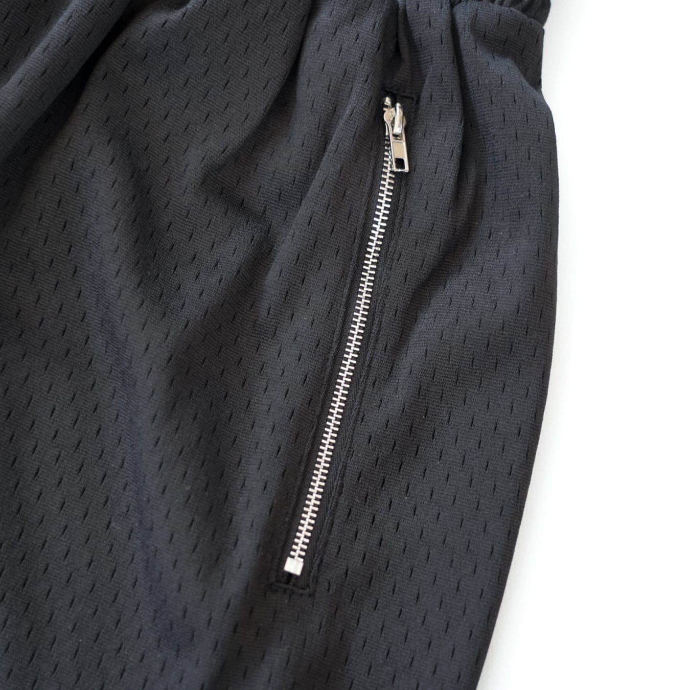 T.C.R LIGHTNING LOGO SARUEL BASKETBALL MESH SHORTS - BLACK