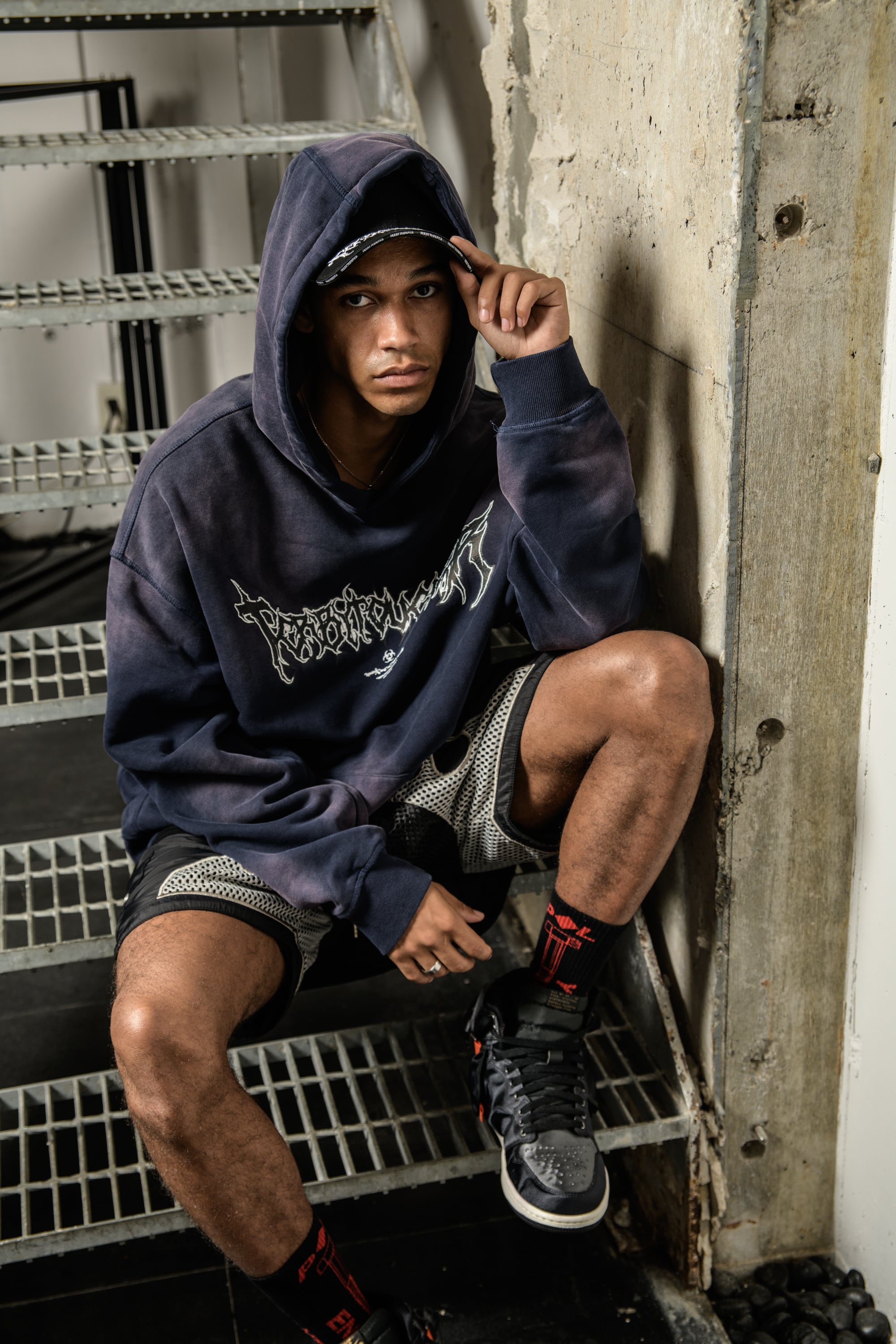T.C.R METAL LOGO FADE WASHED HOODIE - NAVY