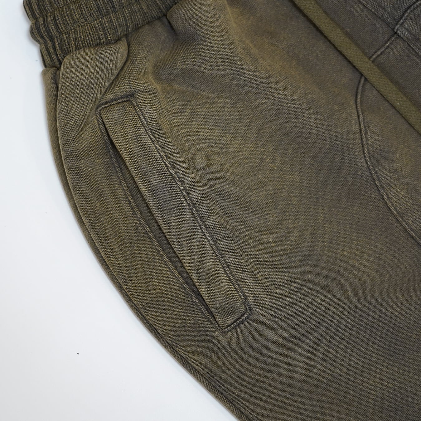 T.C.R DISTRESSED WASHED BAGGY SWEAT PANTS - KHAKI