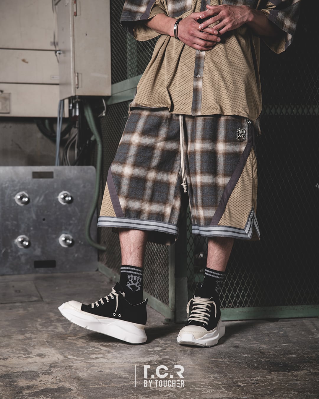 T.C.R TEMPTING MESH SHORTS - KHAKI