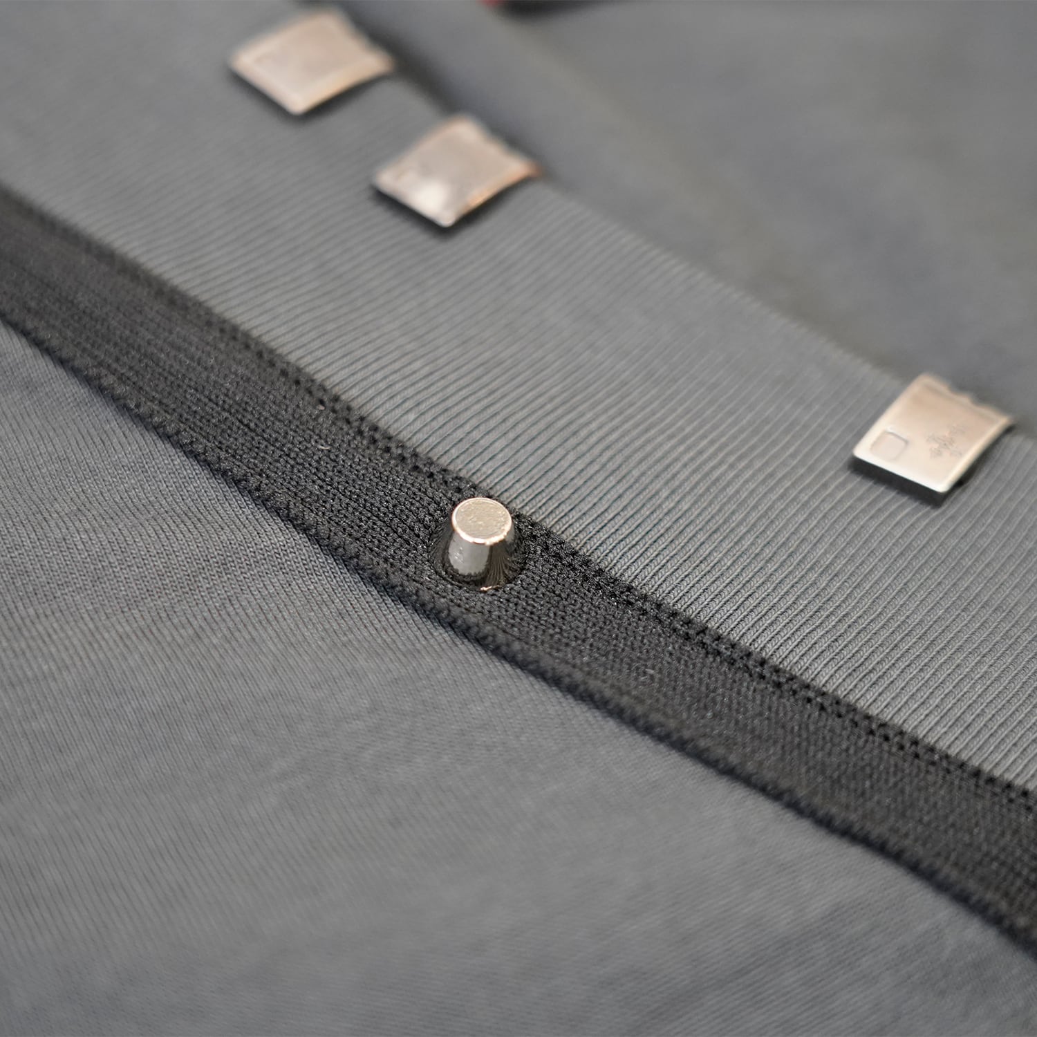 T.C.R STUDS V-NECK N/S TEE - GRAY