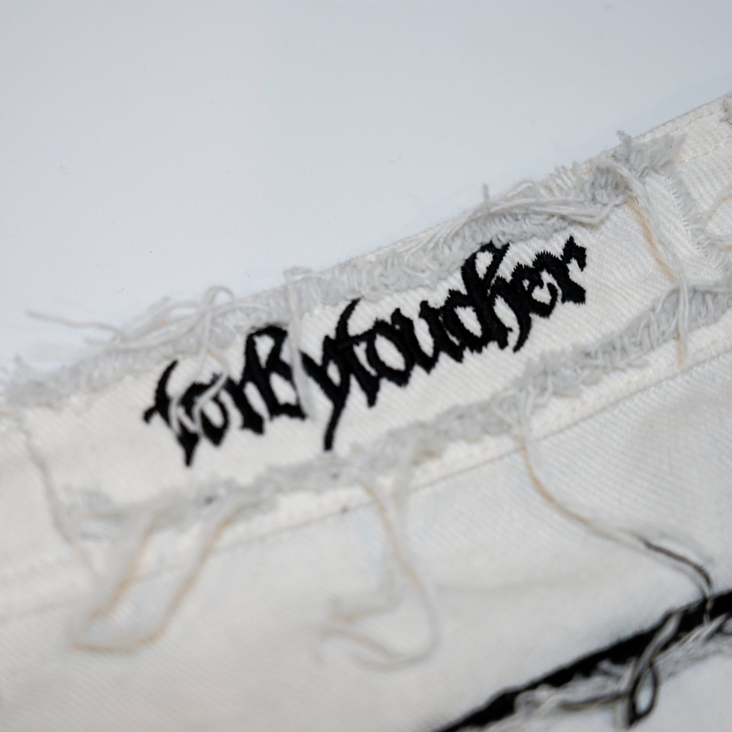T.C.R DESTROYED CURVE LINE PANTS - WHITE