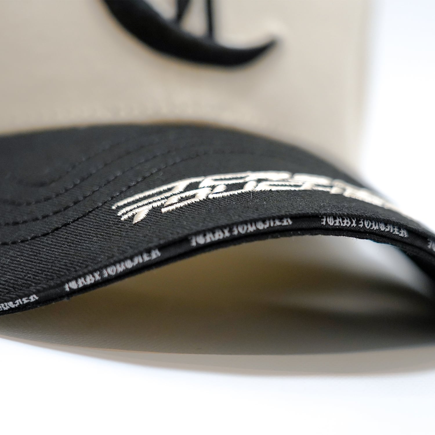 T.C.R  FREE YOUR MIND 6PANEL CAP -  IVORY/BLACK