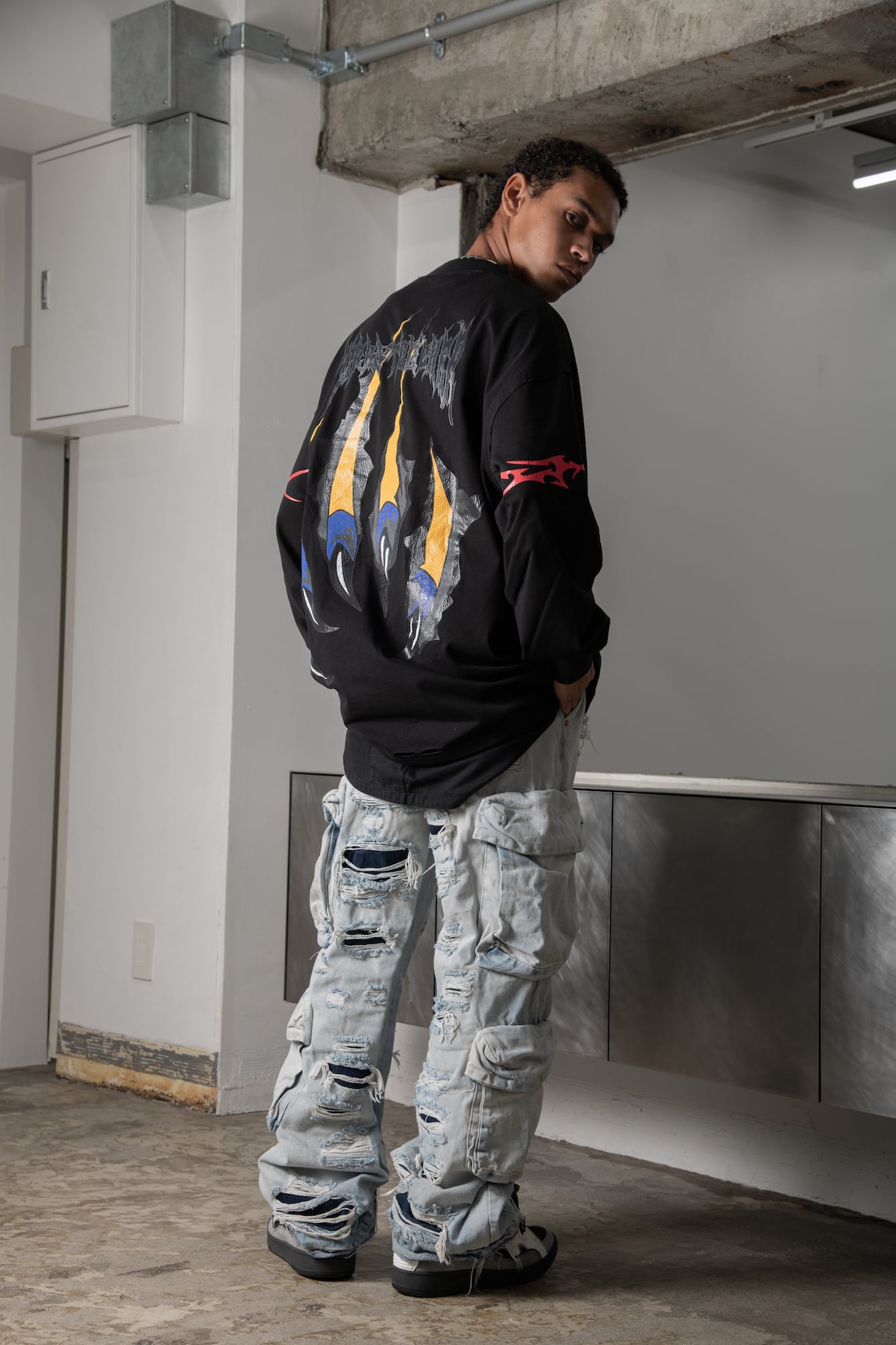T.C.R WOLF L/S TEE - BLACK
