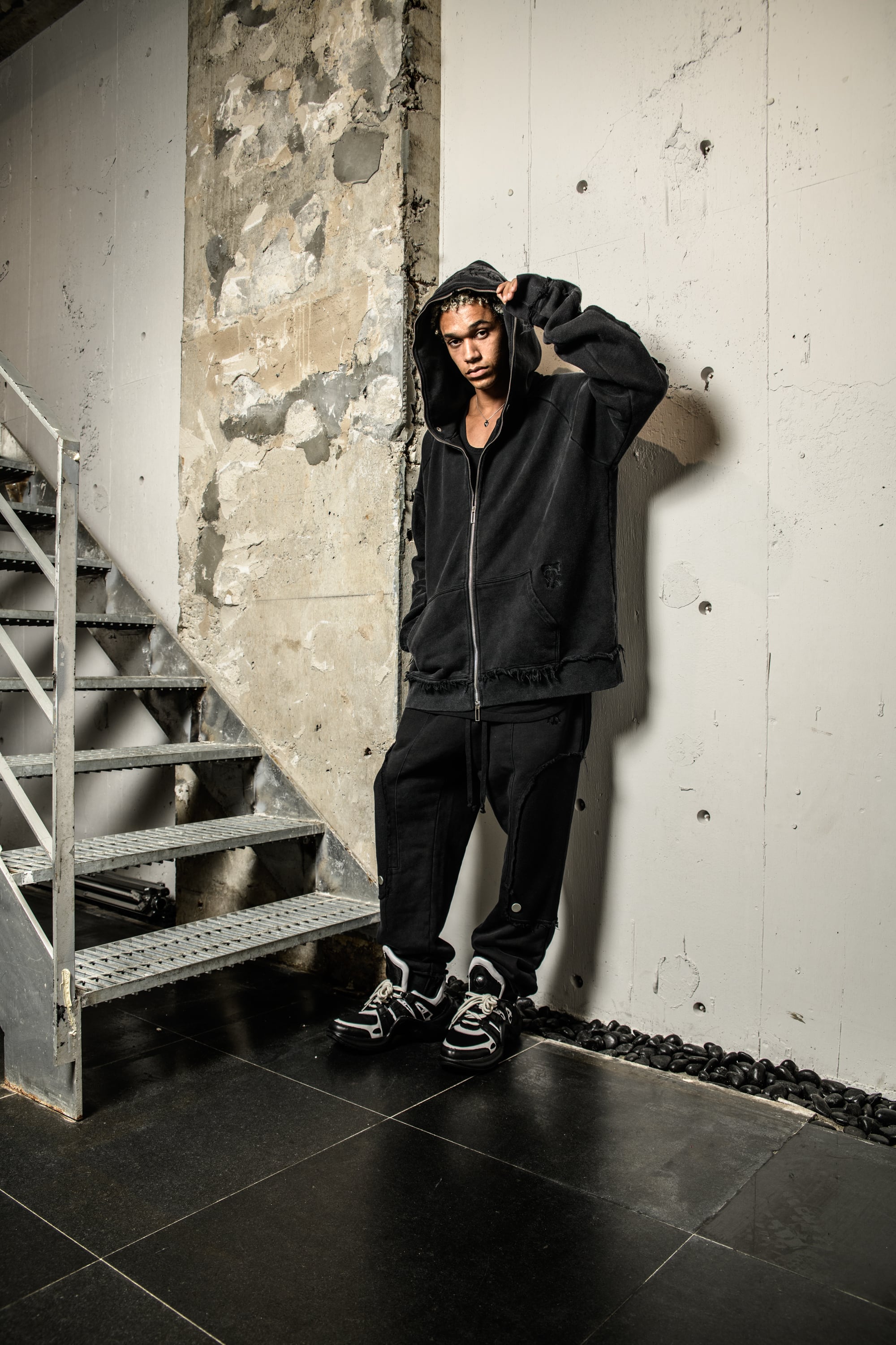 T.C.R DISTRESSED WASHED BAGGY SWEAT PANTS - BLACK