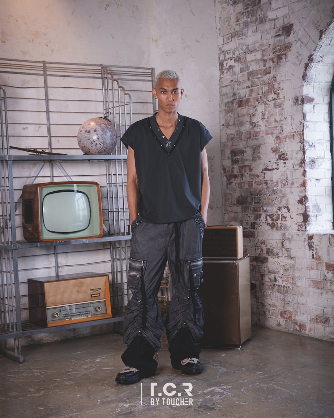 T.C.R STUDS V-NECK N/S TEE - GRAY