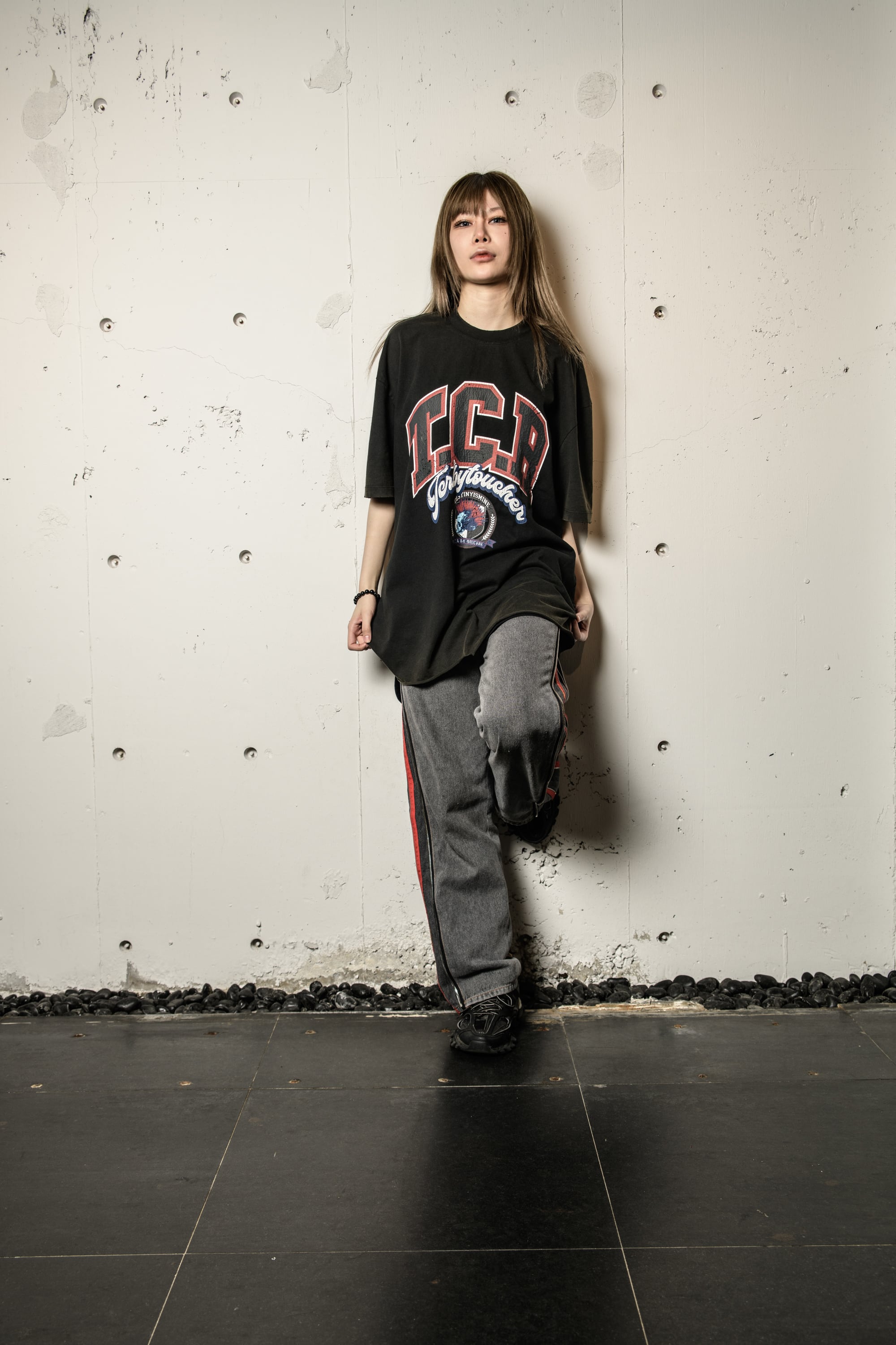 T.C.R COLLEGE LOGO CROPPED WASH S/S TEE - RED / BLACK
