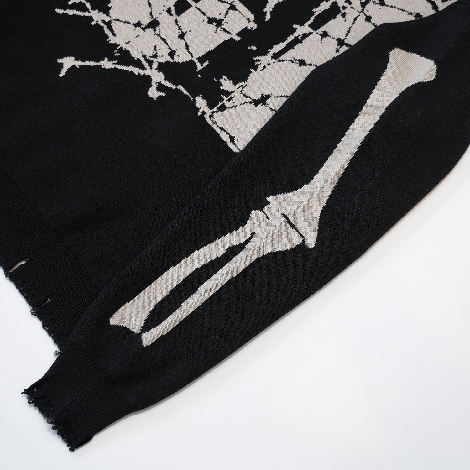 T.C.R REVARSE LOGO DAMAGE SWEATER - BLACK