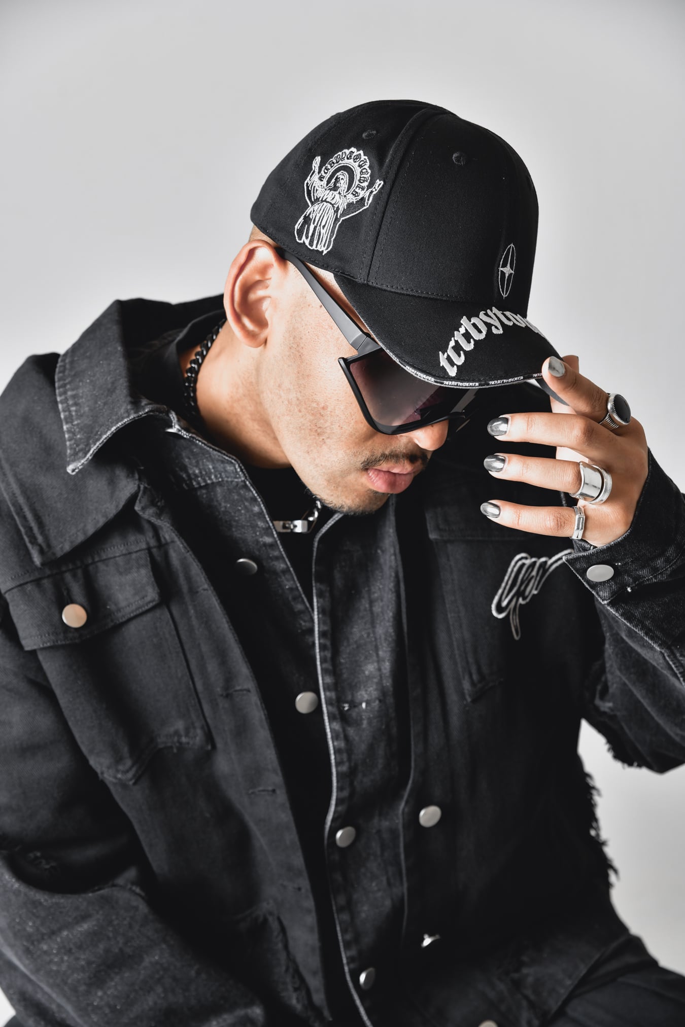 T.C.R VISOR LOGO 6PANEL JESUS CAP - BLACK