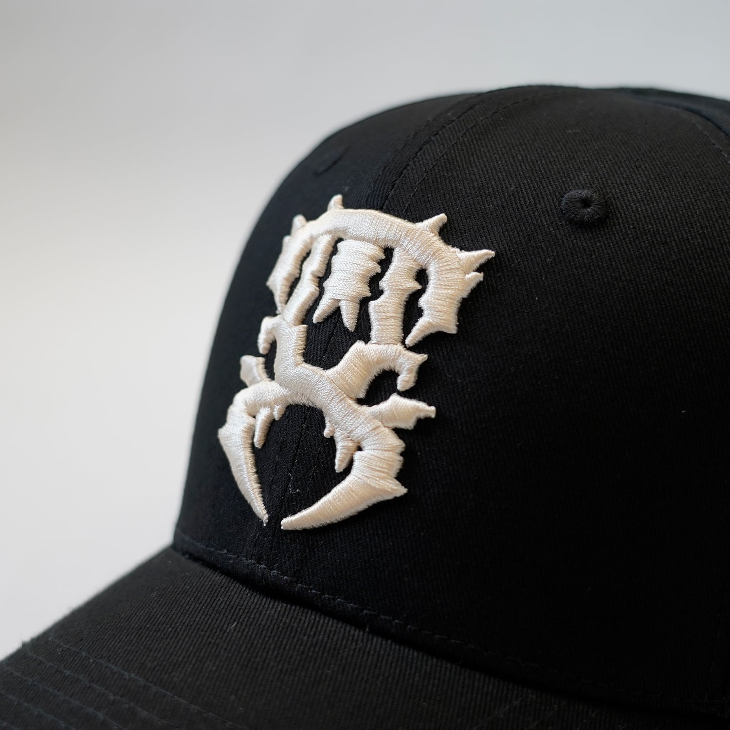 T.C.R METAL MONOGRAM LOGO 6PANEL CAP - BLACK